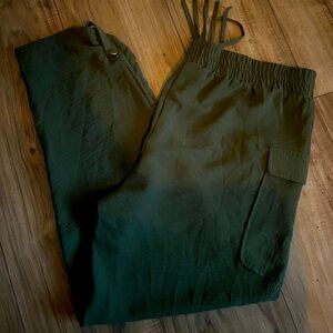 Green cargo pants 💚